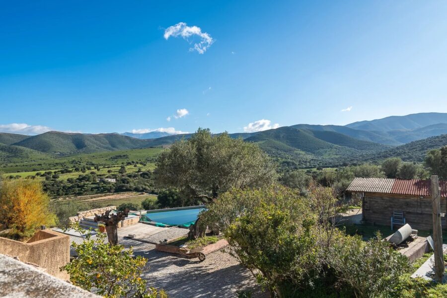 Palasca. Property. 5 Bedrooms. Pool. Panoramic Views of Countryside and Mountains