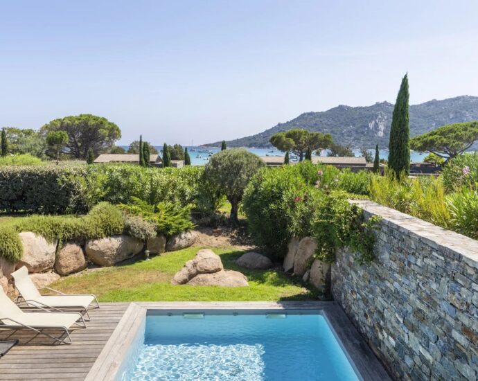 Santa Giulia – Walking distance to the beach – Villa 4 bedrooms – Sea view