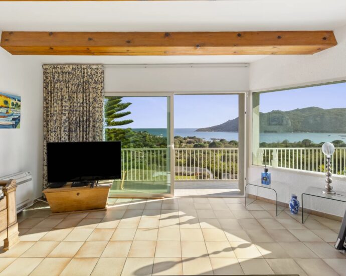 Santa Giulia, Villa, 4 bedrooms, Swimming pool, Sea view, Walking distance to the beach