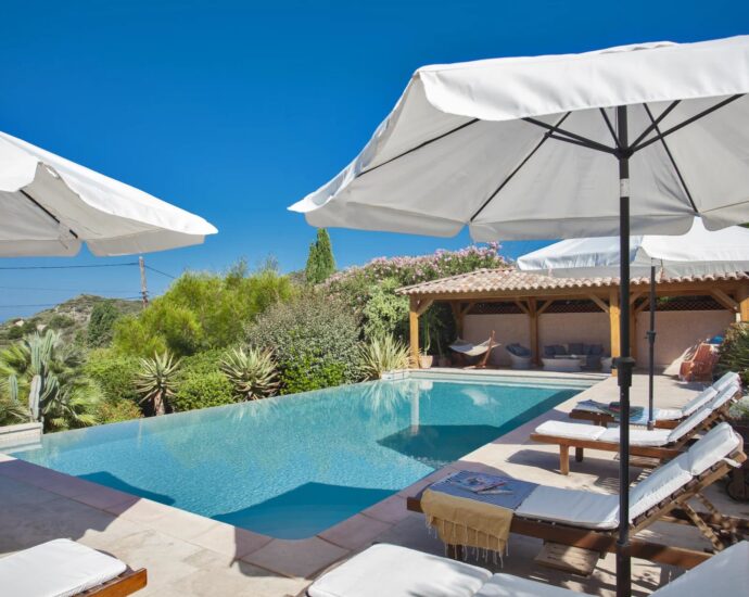 Lumio, Villa 5 chambres, vue mer et montagnes, piscine, proche des plages.