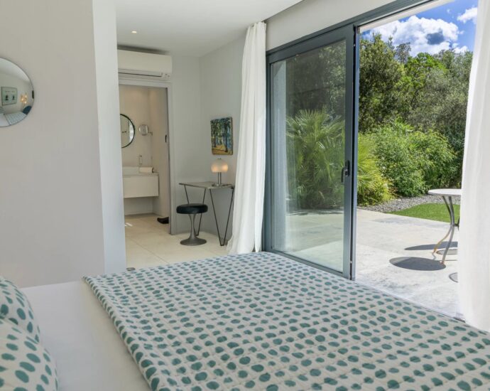 Pinarello, Contemporary 5-Bedroom Villa with Pool and Sea View, Nestled in the Heart of the Maquis