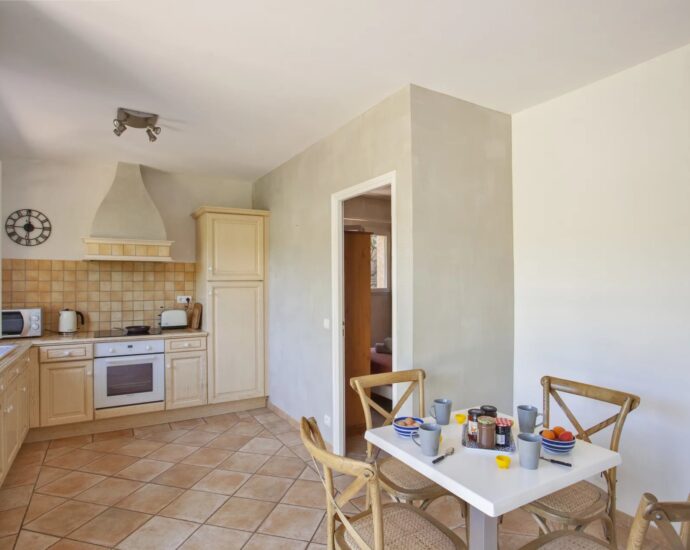 Lumio, Villa 5 chambres, vue mer et montagnes, piscine, proche des plages.