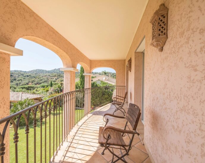 Lumio, Villa 5 chambres, vue mer et montagnes, piscine, proche des plages.