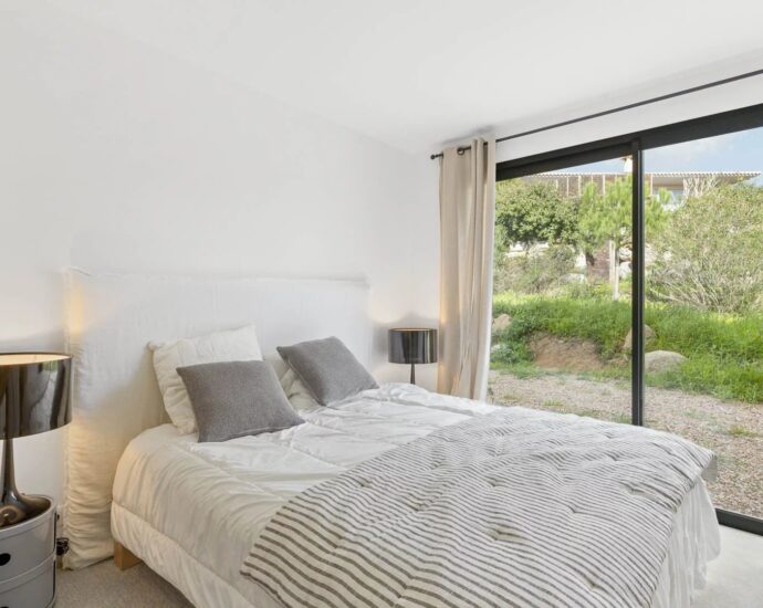 Porto-Vecchio, Arasu, Saint-Cyprien, villa d’architecte, 7 chambres, piscine, plage à pieds