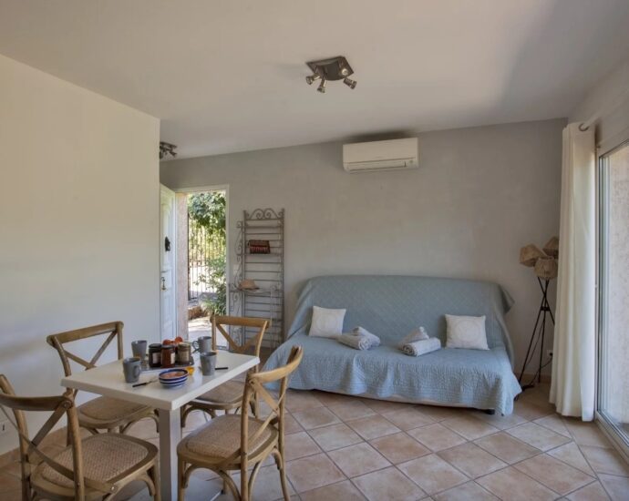 Lumio, Villa 5 chambres, vue mer et montagnes, piscine, proche des plages.