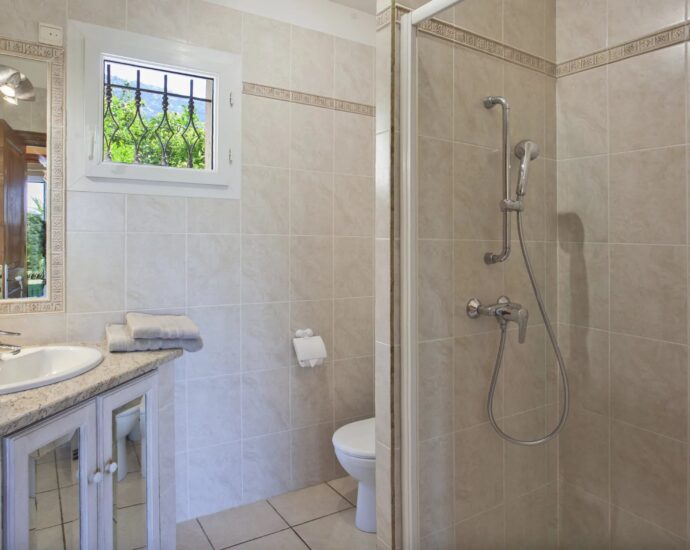 Lumio, Villa 5 chambres, vue mer et montagnes, piscine, proche des plages.