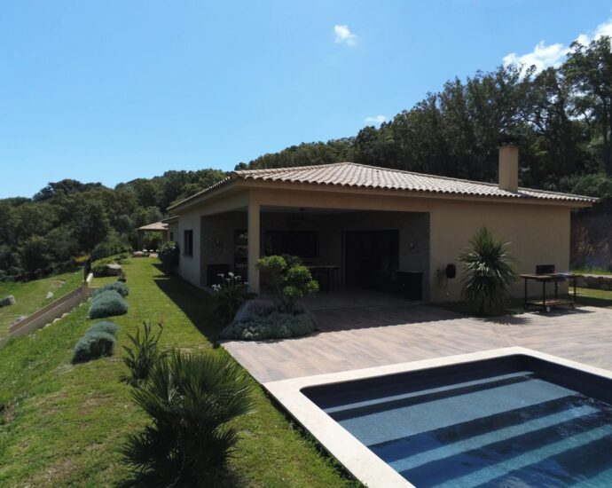 Porto-Vecchio, Contemporary villa, 4 bedrooms, swimming pool, near the beach of Santa Giulia