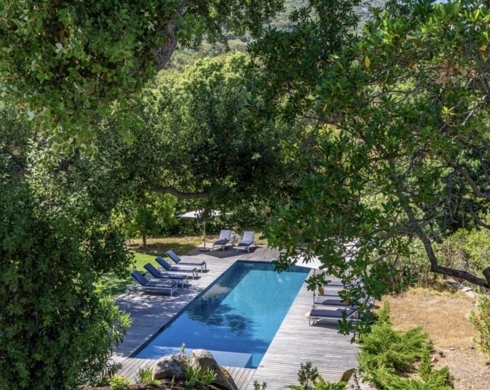 Pinarello, Contemporary 5-Bedroom Villa with Pool and Sea View, Nestled in the Heart of the Maquis