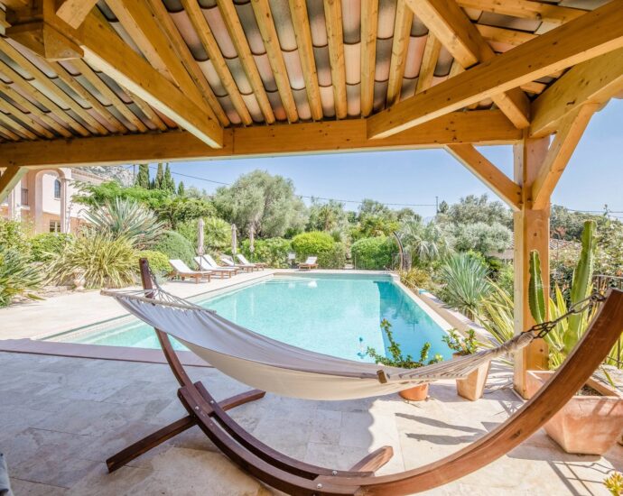 Lumio, Villa 5 chambres, vue mer et montagnes, piscine, proche des plages.