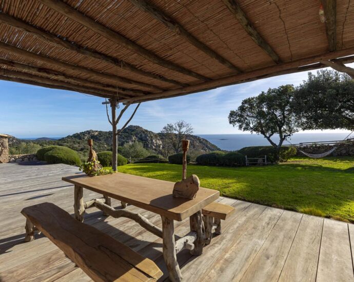 Porto-Vecchio, Palombaggia, Villa d’architecte en pierre avec dépendance, vue mer panoramique et 2 piscines, proche plages