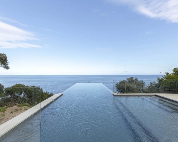 Favone, villa, panoramic sea view, 7 bedrooms, close to the beach, swimming pool, cinema room, gym, sauna, hammam, arcade room, pétanque court