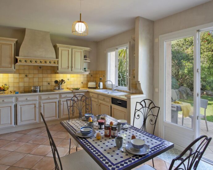 Lumio, Villa 5 chambres, vue mer et montagnes, piscine, proche des plages.