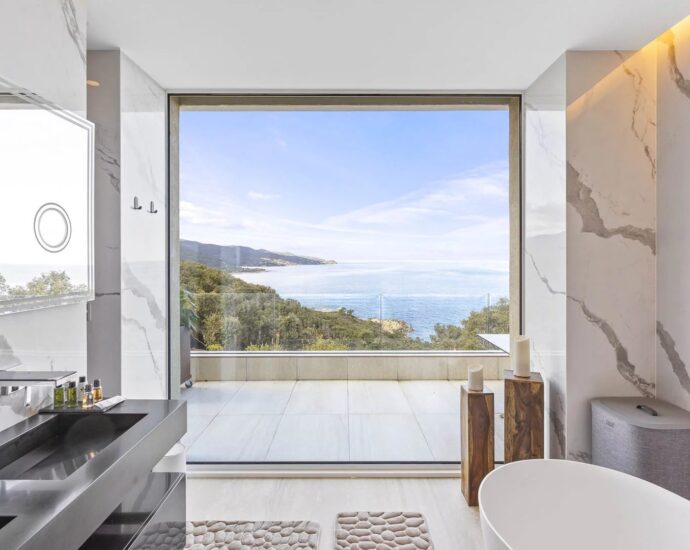 Favone, villa, panoramic sea view, 7 bedrooms, close to the beach, swimming pool, cinema room, gym, sauna, hammam, arcade room, pétanque court