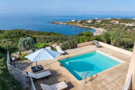 Exclusivité, Corbara, Marine de Davia, villa 4 chambres, piscine, vue mer panoramique, plage à pied