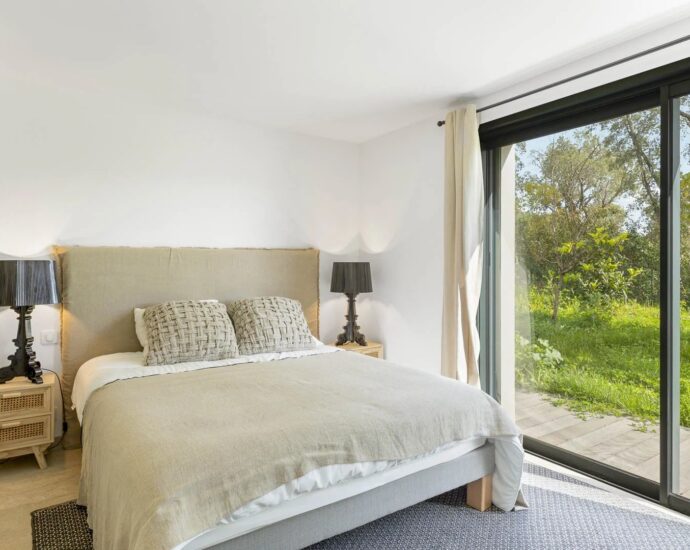 Porto-Vecchio, Arasu, Saint-Cyprien, villa d’architecte, 7 chambres, piscine, plage à pieds