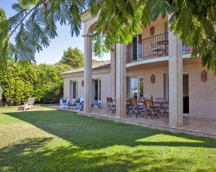 Lumio, Villa 5 chambres, vue mer et montagnes, piscine, proche des plages.