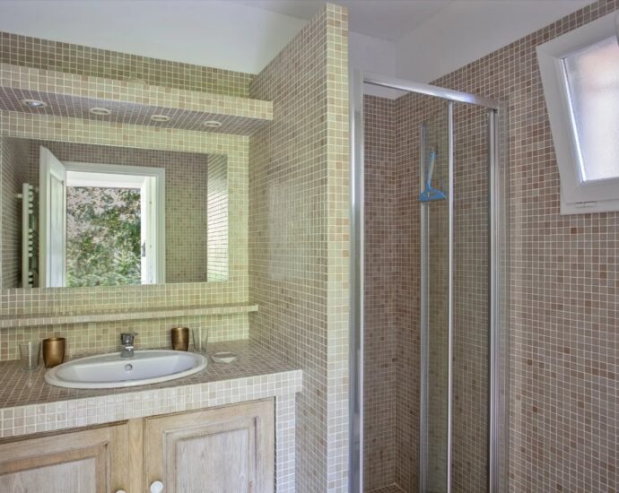 Lumio, Villa 5 chambres, vue mer et montagnes, piscine, proche des plages.