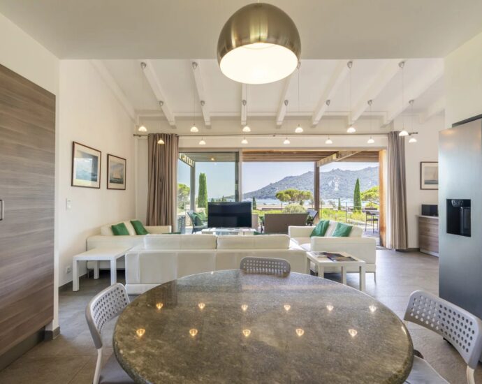 Santa Giulia – Walking distance to the beach – Villa 4 bedrooms – Sea view