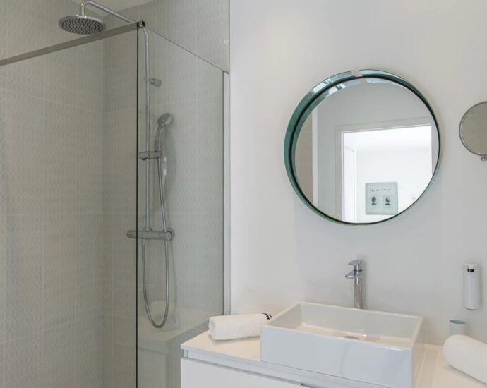 Pinarello, Contemporary 5-Bedroom Villa with Pool and Sea View, Nestled in the Heart of the Maquis