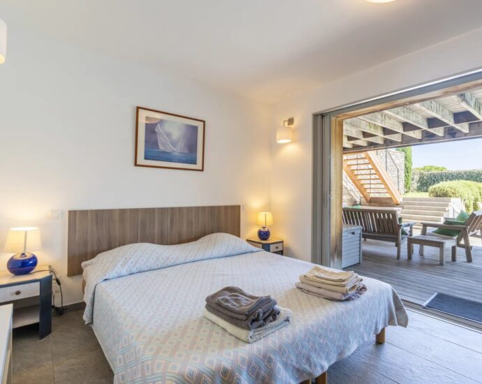 Santa Giulia – Walking distance to the beach – Villa 4 bedrooms – Sea view