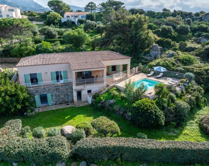 Exclusivité, Corbara, Marine de Davia, villa 4 chambres, piscine, vue mer panoramique, plage à pied