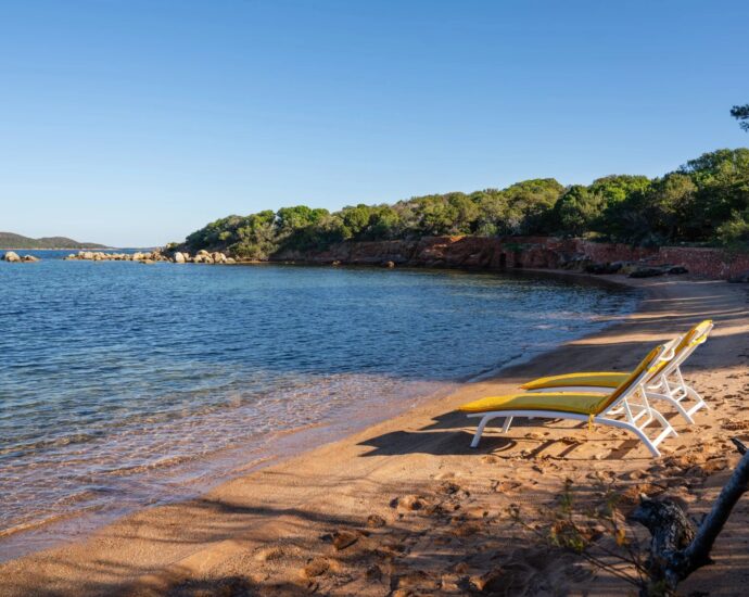 Exclusivité, Domaine de Cala Rossa, La Testa, Propriété exceptionnelle pied dans l&rsquo;eau, 2 villas, 7 chambres, piscine, plage à pied, vue mer panoramique