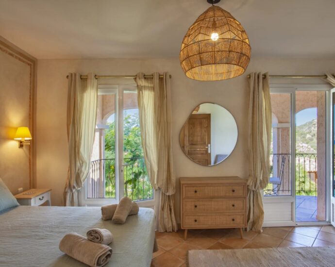 Lumio, Villa 5 chambres, vue mer et montagnes, piscine, proche des plages.