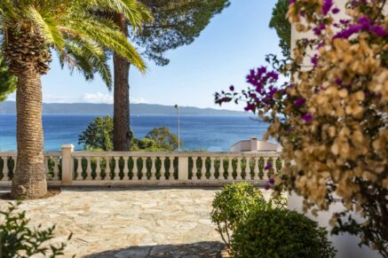 Exclusive listing, Ajaccio, 6-bedroom villa with pool, caretaker’s house, panoramic sea view, walking distance to the beach.