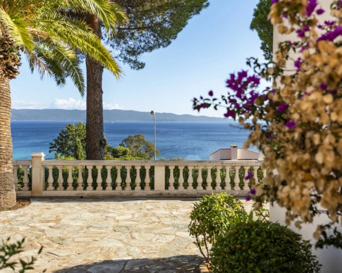 Exclusive listing, Ajaccio, 6-bedroom villa with pool, caretaker’s house, panoramic sea view, walking distance to the beach.