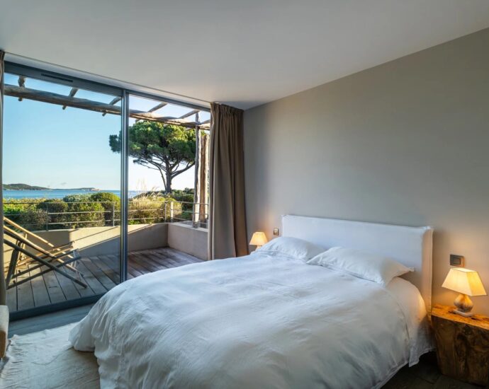 Exclusivité, Domaine de Cala Rossa, La Testa, Propriété exceptionnelle pied dans l&rsquo;eau, 2 villas, 7 chambres, piscine, plage à pied, vue mer panoramique