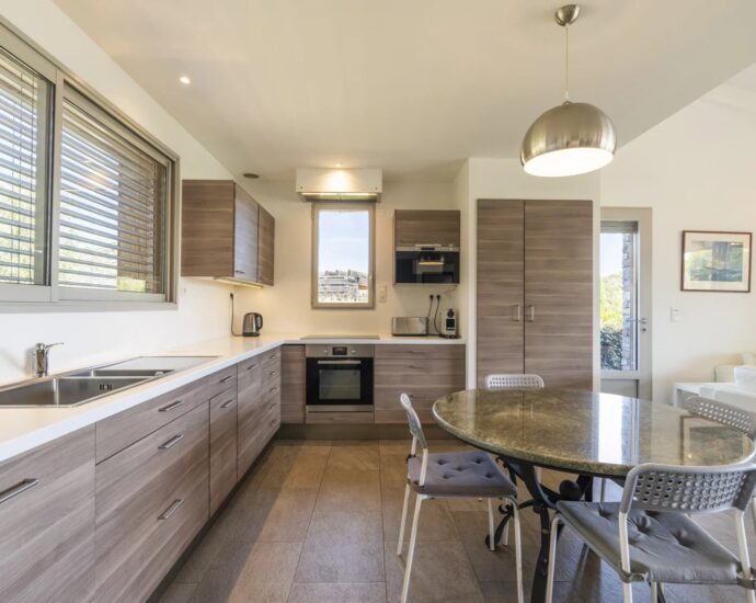 Santa Giulia – Walking distance to the beach – Villa 4 bedrooms – Sea view