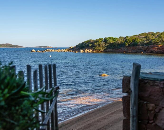 Exclusivité, Domaine de Cala Rossa, La Testa, Propriété exceptionnelle pied dans l&rsquo;eau, 2 villas, 7 chambres, piscine, plage à pied, vue mer panoramique