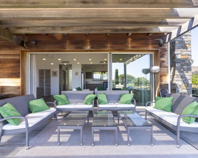 Santa Giulia – Walking distance to the beach – Villa 4 bedrooms – Sea view