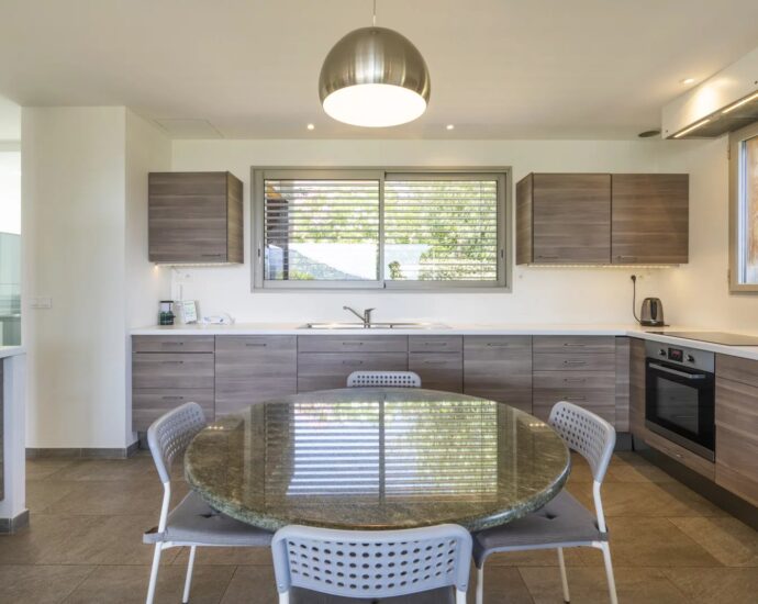 Santa Giulia – Walking distance to the beach – Villa 4 bedrooms – Sea view