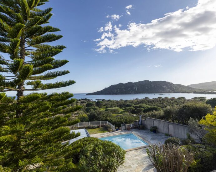 Santa Giulia, Villa, 4 bedrooms, Swimming pool, Sea view, Walking distance to the beach