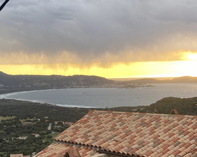 Lumio, appartement, 2 chambres, vue panoramique mer, montagnes et village