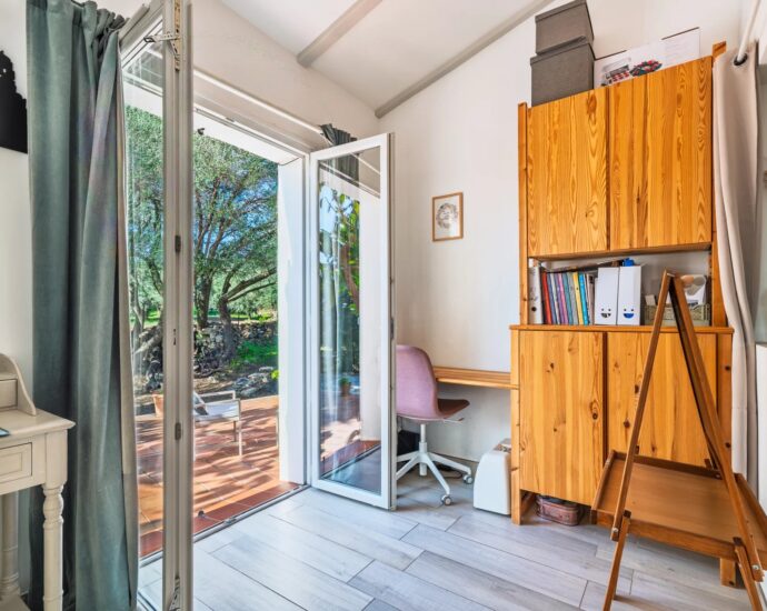 Lumio, Single Story Villa, 4 Bedrooms, Annex, Pool, Mountain Views, Beach within Walking Distance