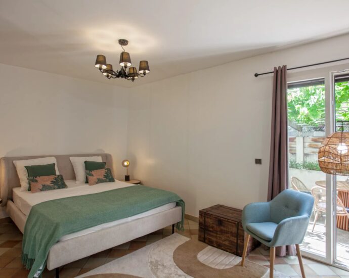 Calvi, Villa 4 chambres, vue mer, piscine chauffée, plage à pied.