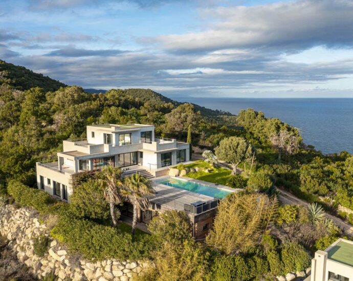 Exclusive listing, Tarco, Sea view, Villa, 8 bedrooms, heated swimming pool, fitness room, close to the beach