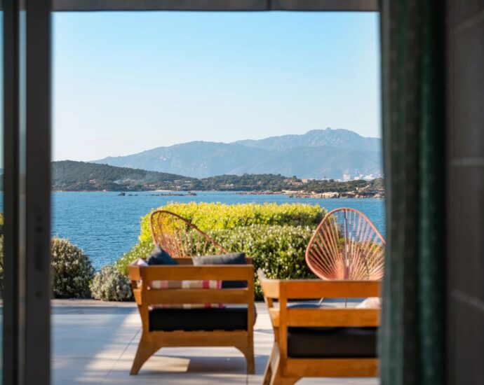 Proche Porticcio, Villa pied dans l’eau à Ruppione, 5 chambres, piscine chauffée et vue imprenable sur la mer