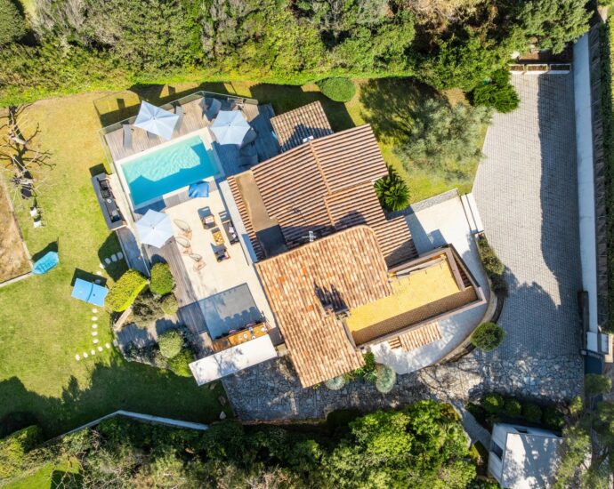 Proche Porticcio, Villa pied dans l’eau à Ruppione, 5 chambres, piscine chauffée et vue imprenable sur la mer