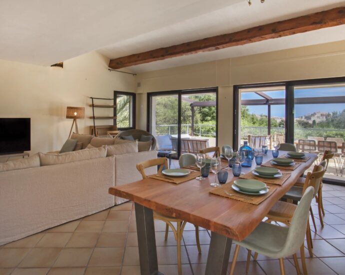 Calvi, Villa 4 chambres, vue mer, piscine chauffée, plage à pied.