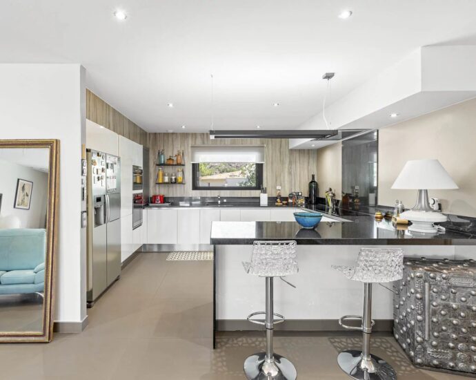 Sainte-Lucie de Porto-Vecchio, Villa 5 chambres, piscine, proche plage et fleuve