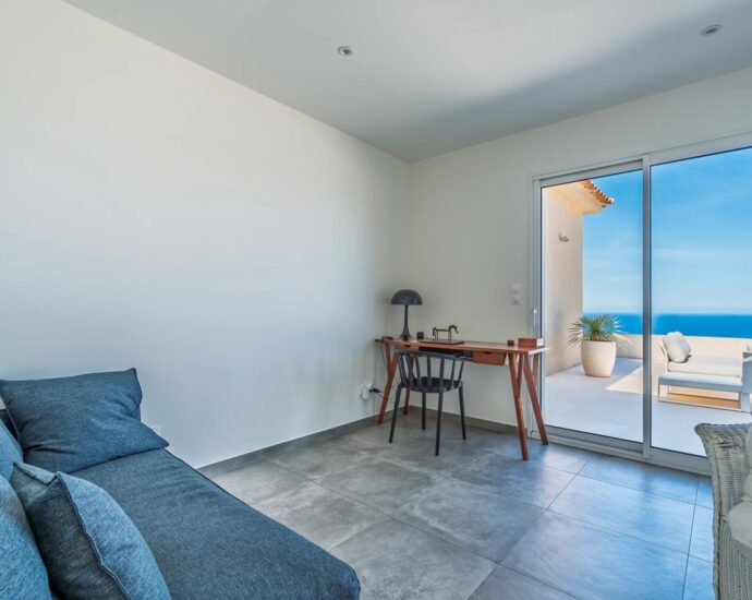 Corbara , 4-Bedroom Villa with Infinity Pool, Stunning Sea Views, Close to the Beach