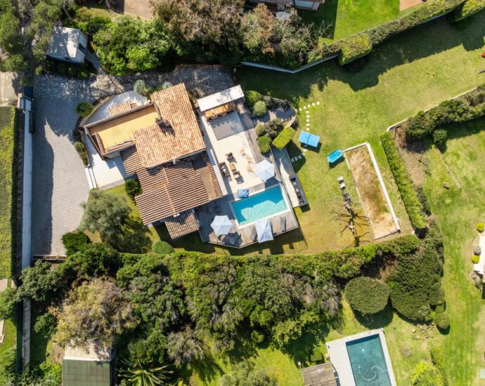 Proche Porticcio, Villa pied dans l’eau à Ruppione, 5 chambres, piscine chauffée et vue imprenable sur la mer