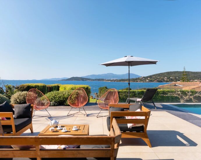 Proche Porticcio, Villa pied dans l’eau à Ruppione, 5 chambres, piscine chauffée et vue imprenable sur la mer
