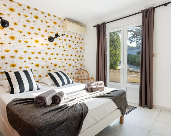 Proche Porticcio, Villa pied dans l’eau à Ruppione, 5 chambres, piscine chauffée et vue imprenable sur la mer