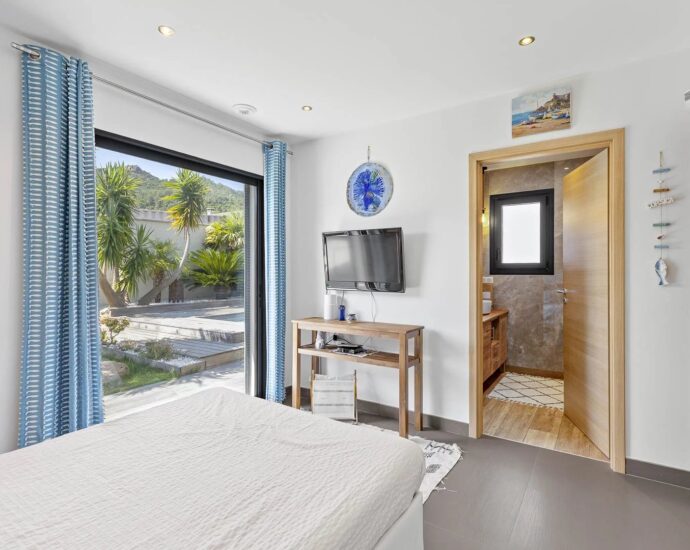 Sainte-Lucie de Porto-Vecchio, Villa 5 chambres, piscine, proche plage et fleuve