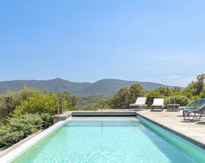 Pinarello, architect-designed villa, 5 bedrooms, sea view, pool, private estate, near beach