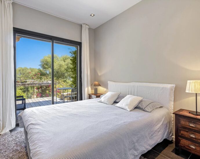 Pinarello, architect-designed villa, 5 bedrooms, sea view, pool, private estate, near beach